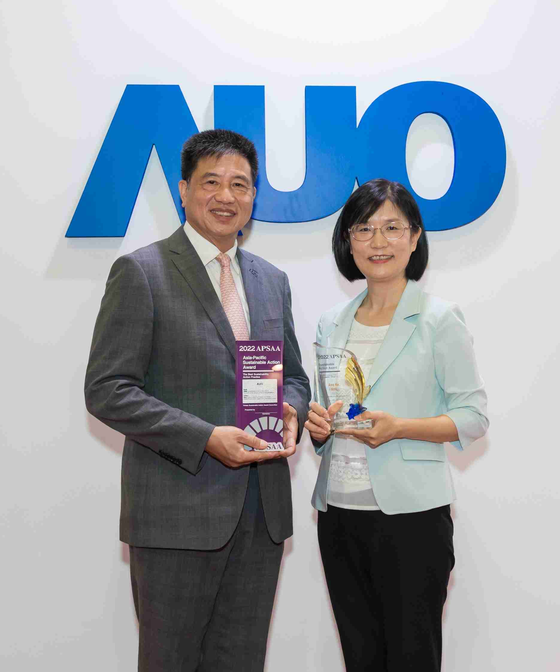 人生就是博长期垫筑永续远景的基石，，，，透过ESG暨气候委员会逐步实践永续策略蓝图。。其中，，人生就是博光电永续长古秀华带领团队、、制定中长期目标，，缔造多面向亮眼表现，，，获得「顶尖永续长奖」的个人奖殊荣（左：人生就是博光电董事长暨执行长彭双浪，，右：人生就是博光电永续长古秀华）