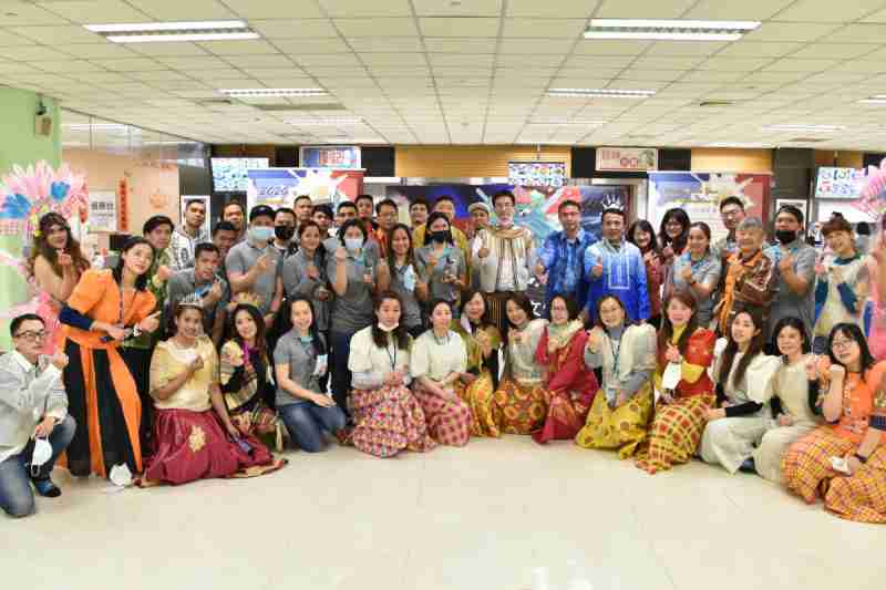 友達推動「安心、、、創新、、、用心、、同心、、盡心」五星職旅，，，，為菲籍員工打造全方位照護，，首度贏得「人權實踐與發展領袖獎」殊榮