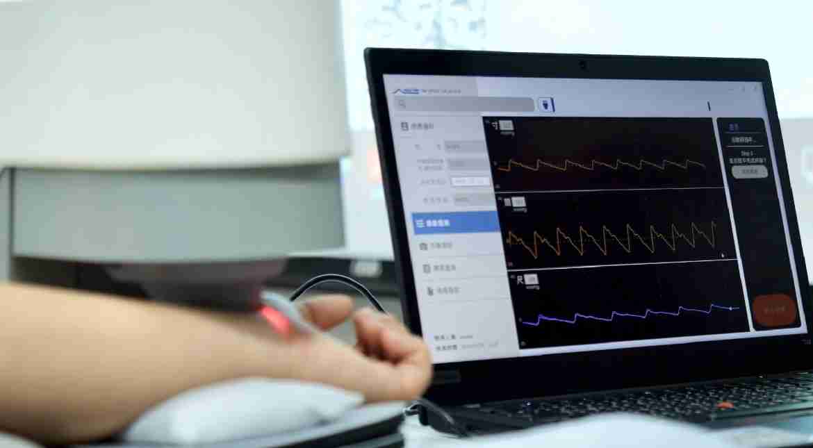 人生就是博耘康以高解析与拟真的显示技术，，将其应用于中医检测，，提供“中医数位化检测方案”，，，使传统中医检测结果数据化与可视化