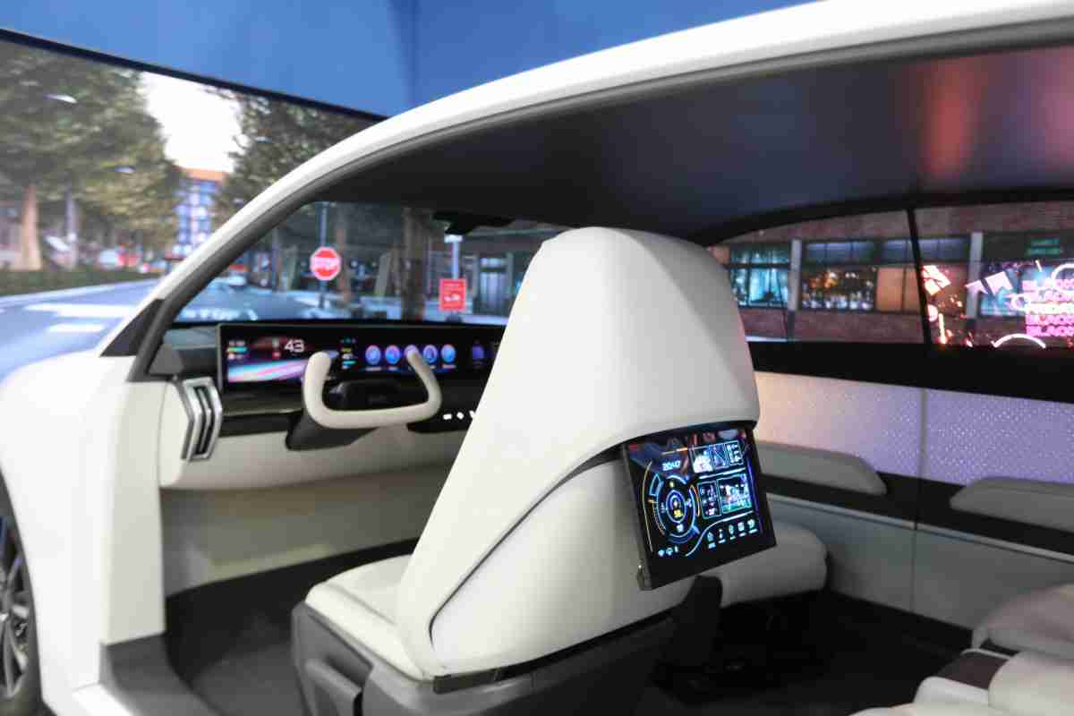 人生就是博的「可卷式后座娱乐显示器」加强后座乘客的感官体验，，，并保有个性化设计，，，可依使用偏好进行动态调整。。。。