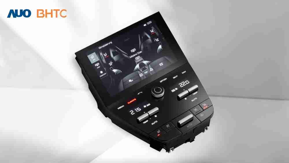作為友達新生力軍，，，BHTC所展示的中央與後座鞍部的Display HMI產品，，可處理多區恆溫控制、、顯示畫面，，，，呈現仿真3D車室分區；以力傳感技術精準傳遞觸感，，，，並結合音量及震動反饋，，，，防止意外啟動，，提供使用者自然流暢、、、直觀且輕鬆駕馭的舒適介面