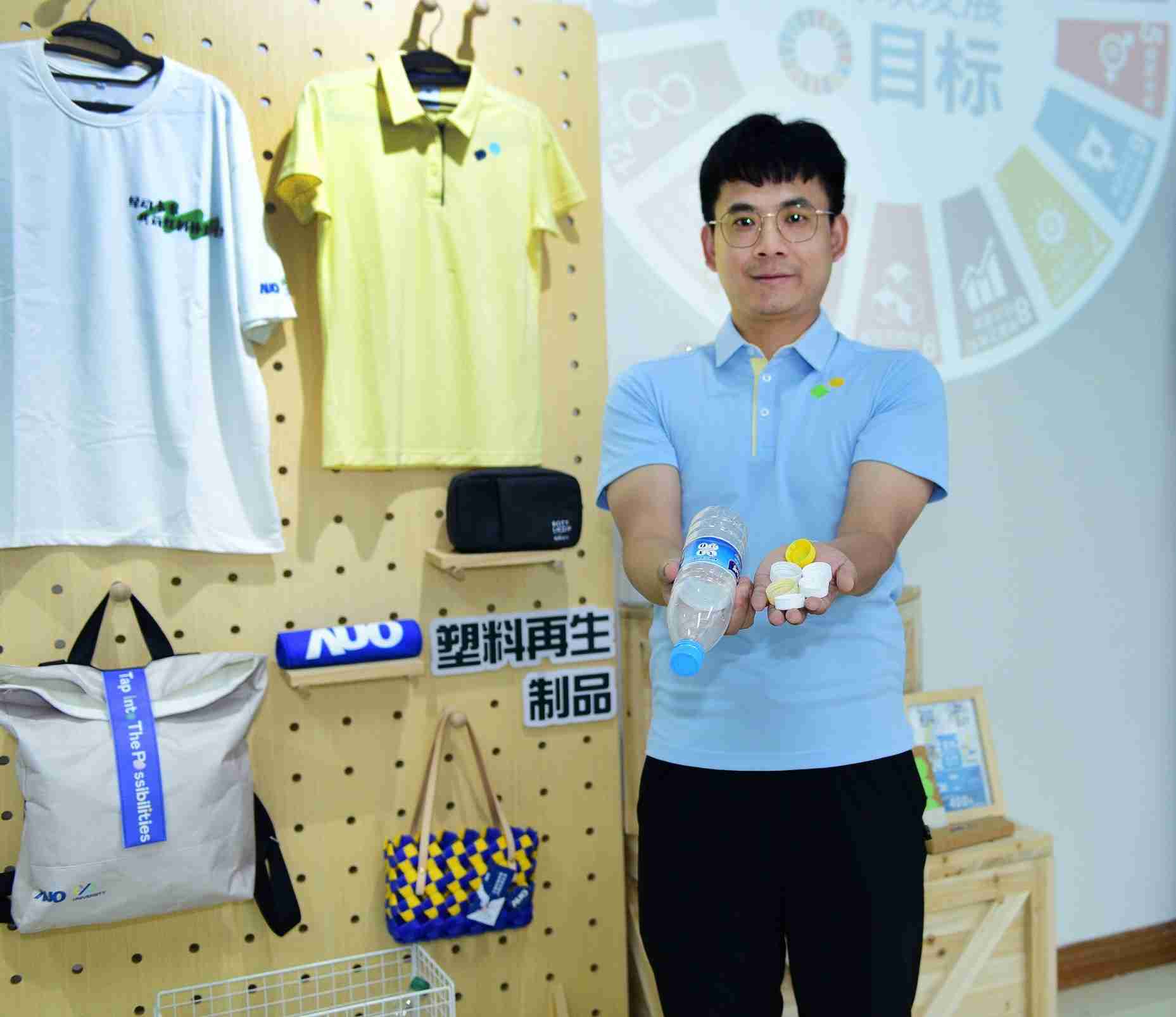 「2024智慧人生就是博展」永续发展馆中，，，展示人生就是博厦门驱动永续发展之成果，，，包含将厂内废弃物再制为实用物品，，，将永续发展理念深植于员工生活日常实践