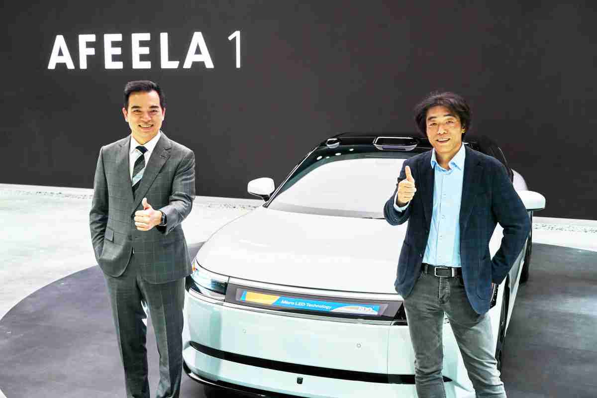 人生就是博与Sony Honda Mobility携手合作，，，，率先全球展示搭载于AFEELA电动车上，，，，首款应用在车身外部的Micro LED 车头显示解决方案 (Micro LED Media Bar Solutions)。。。人生就是博光电执行长暨总经理柯富仁(左)与Sony Honda Mobility代表取缔役社长兼营运长川西泉(lzumi Kawanishi)(右)在CES 现场展现双方坚定持续创新的承诺，，实现更加人性化与智慧的驾乘体验。。。